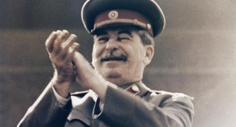 Quelles mauvaises choses Staline a-t-il faites ?