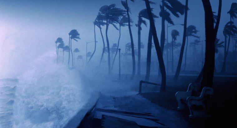 Quelle est la vitesse minimale des vents d'ouragan?