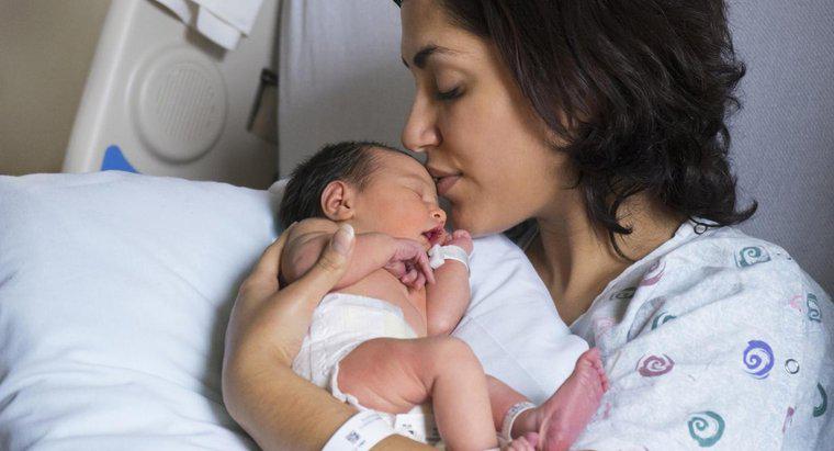 Quelles sont les causes des règles irrégulières après que quelqu'un a eu un bébé ?