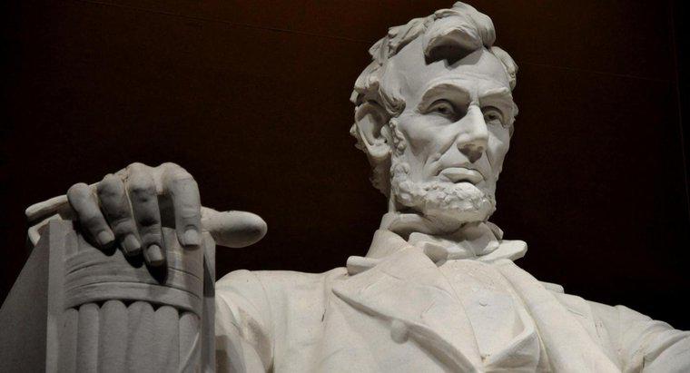 Quelles ont été les contributions d'Abraham Lincoln à la société ?