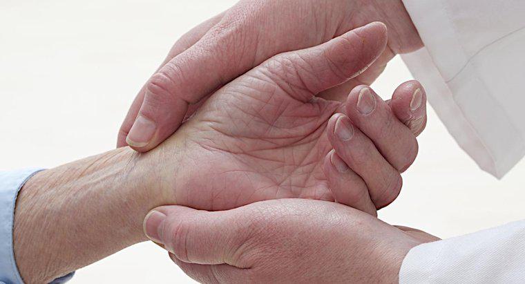 Qu'est-ce qui peut causer des picotements dans les doigts de la main gauche ?