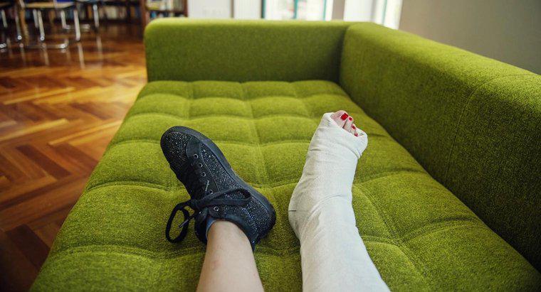Qu'est-ce qui peut causer des douleurs sévères aux jambes ?