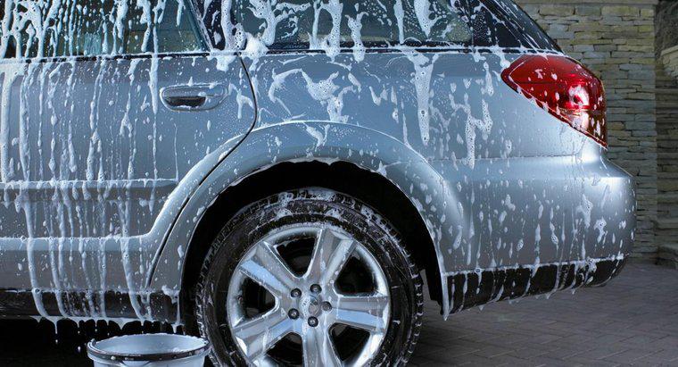 Puis-je utiliser du savon à vaisselle pour laver ma voiture ?