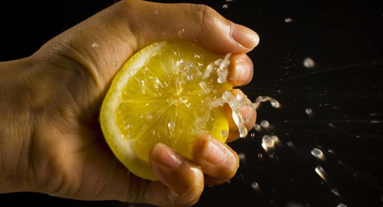 Pourquoi le jus de citron empêche-t-il les fruits de brunir ?