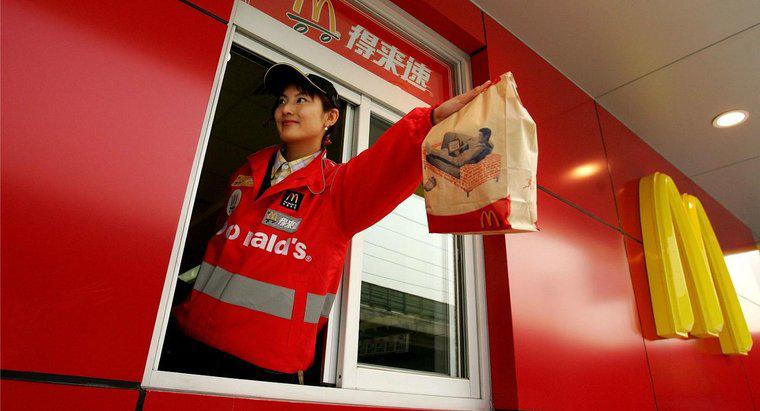Où les employés de McDonald's achètent-ils leurs uniformes ?