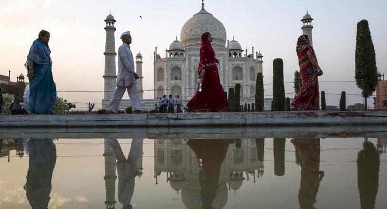 Pourquoi les gens visitent-ils le Taj Mahal ?