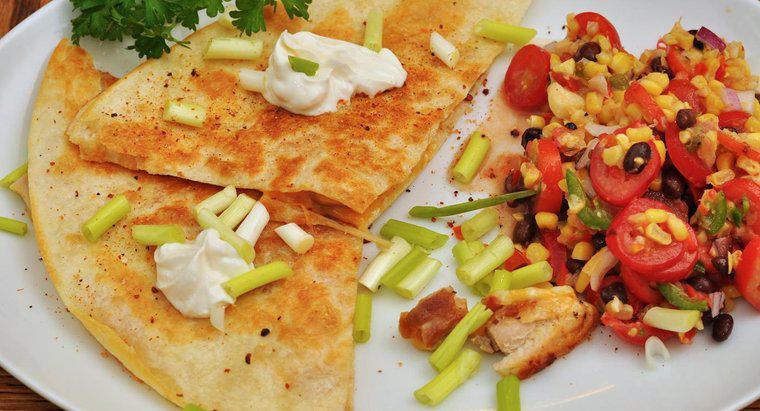 Combien de calories les quesadillas au poulet et au fromage contiennent-elles ?