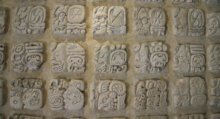 Quelles étaient les trois réalisations majeures de la civilisation maya ?