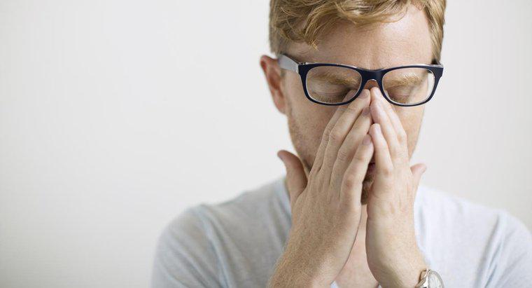 Pourquoi les symptômes d'un mal de tête sinusal sont-ils pires lorsque vous vous penchez?