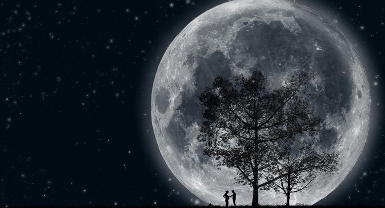 À quelle distance la Lune se rapproche-t-elle de la Terre ?
