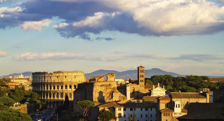 Quels avantages géographiques naturels la ville de Rome avait-elle ?