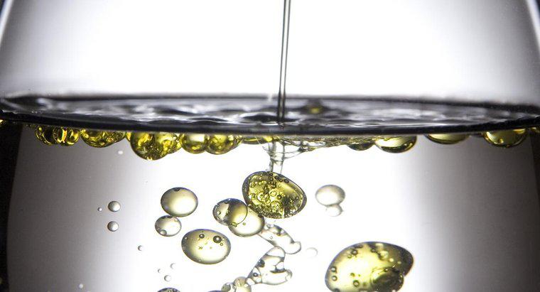 Pourquoi l'huile et l'eau sont-elles non miscibles ?