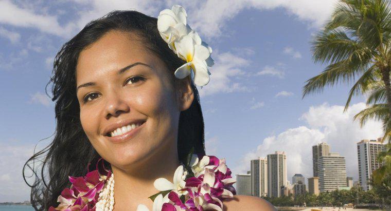 Quelle est la signification de la tradition hawaïenne de porter une fleur derrière l'oreille ?