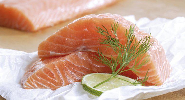 Combien de temps le saumon cru se conserve-t-il au réfrigérateur ?