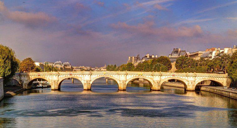 Quel est le nom de la rivière qui traverse Paris ?