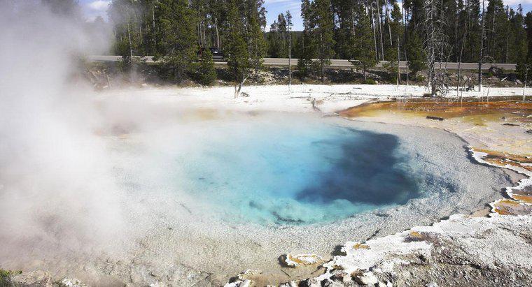 Quelle est la différence entre un geyser et une source chaude ?