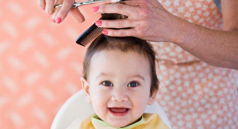 Comment donner une première coupe de cheveux à un bébé ?
