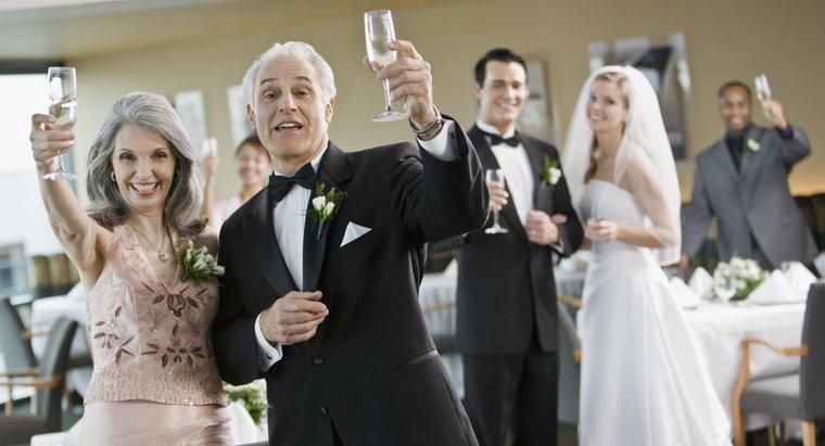 Quels sont les bons exemples de toasts de mariage donnés par la mère du marié ?
