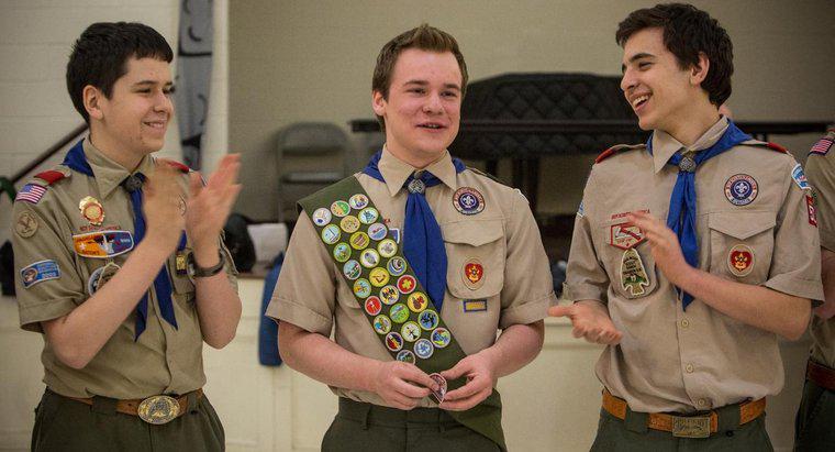 Combien de pouces sur une ceinture de scout placez-vous votre premier badge ?