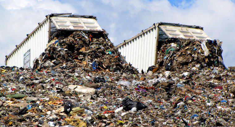 Quels sont les problèmes liés à l'enfouissement des déchets dans les sites d'enfouissement ?