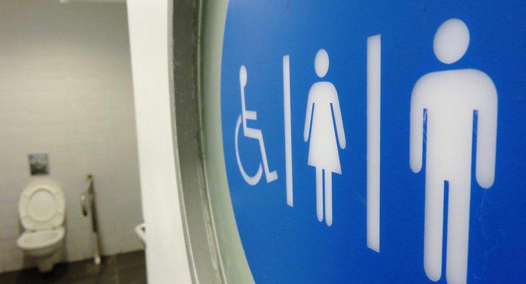 À quelle hauteur une toilette pour handicapés est-elle conforme à l'ADA ?
