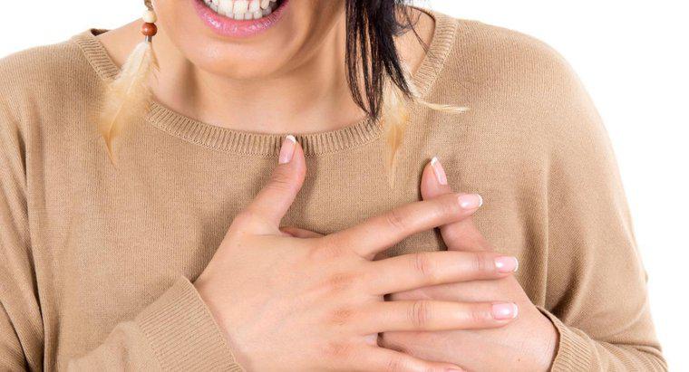 Quelles sont les causes des symptômes de douleur thoracique chez les femmes?