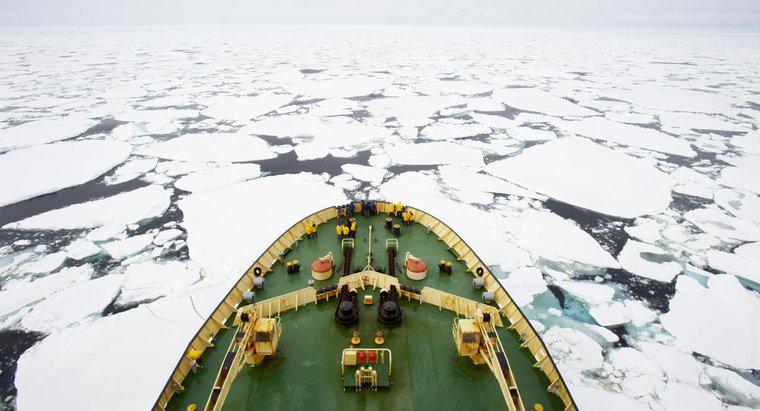 Quels continents traverse le cercle polaire arctique ?