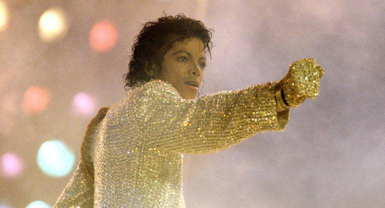 Quand Michael Jackson a-t-il commencé à porter un seul gant blanc ?