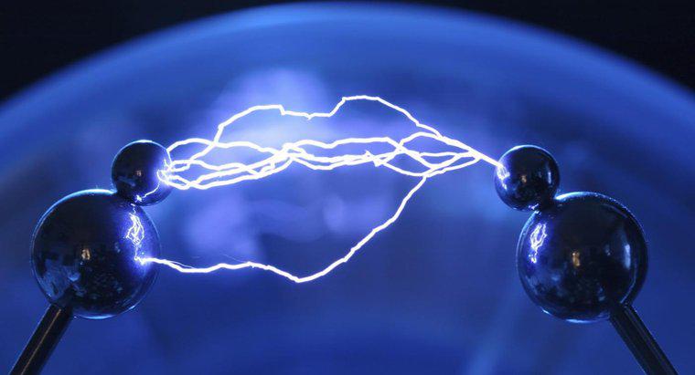 Quelles sont les deux choses qui affectent la taille de la force électrique ?
