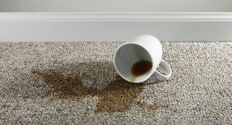 Comment quelqu'un peut-il enlever les taches de café séchées d'un tapis ?