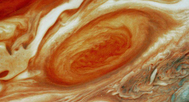 Quelles sont les causes de la tache rouge géante sur Jupiter ?