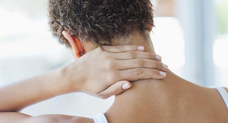 Qu'est-ce qui cause une bosse à l'arrière de votre cou ?
