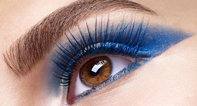 Comment utiliser le fard à paupières bleu et le maquillage pour les yeux pour créer un effet dramatique ?