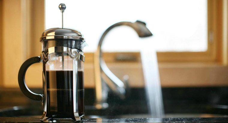 Comment enlever les taches de café d'un évier en acier inoxydable ?