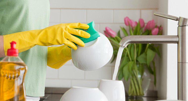 Pourquoi est-ce une bonne idée de porter des gants en caoutchouc pour faire la vaisselle ?