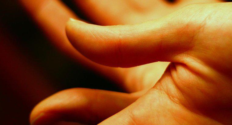 Que signifient les ongles plats ?