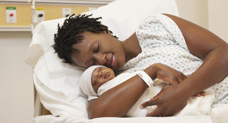 De quelle couleur sont les bébés noirs à la naissance ?