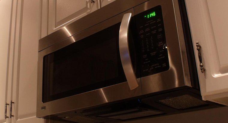 Comment retirer un micro-ondes sur la cuisinière ?