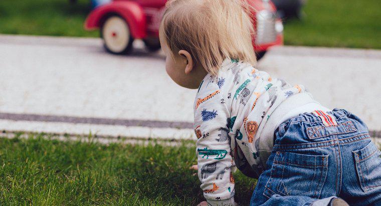 Quand les bébés rampent-ils pour la première fois ?