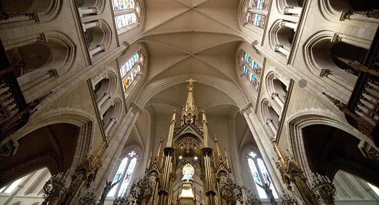 Quelle est la différence entre un plafond voûté et un plafond cathédrale ?