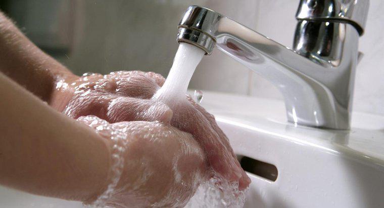 Quelles sont les causes d'une fuite d'un robinet de salle de bain à la base ?