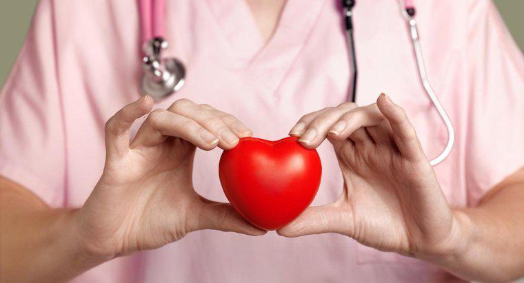 Quels sont les symptômes courants associés aux maladies cardiaques ?