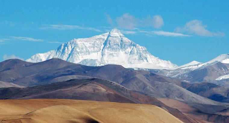 Combien le mont Everest pousse-t-il chaque année ?