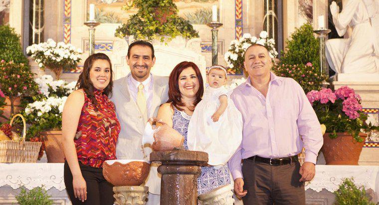 Quel est le rôle des Padrinos dans les familles hispaniques ?