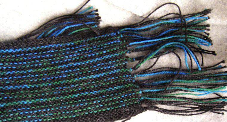 Comment mettre une frange sur une écharpe tricotée ?
