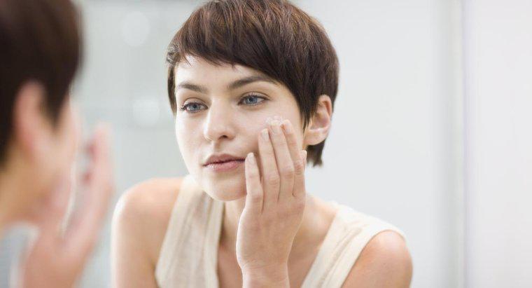 Quelles sont les causes des pores obstrués sur le nez?