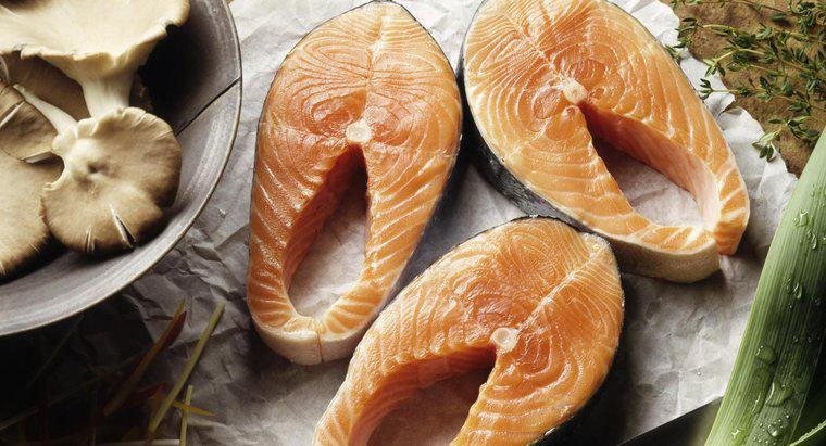 Faut-il retirer la peau d'un saumon avant la cuisson ?