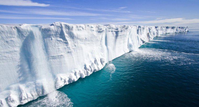 Quelle est la précipitation moyenne des biomes de la calotte glaciaire polaire?