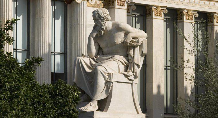 Qu'est-ce que Socrate a apporté à la philosophie ?