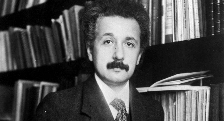 Quel était le travail d'Einstein avant de devenir un scientifique célèbre ?